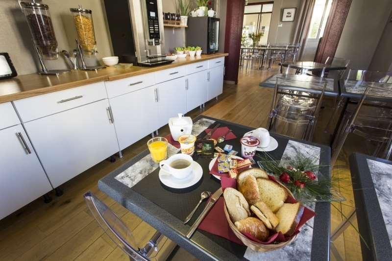 Brit Hotel Du Parc Niort Centre-Parking Gratuit Restoran gambar