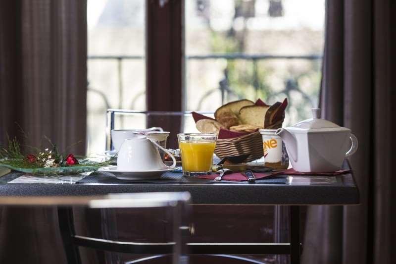 Brit Hotel Du Parc Niort Centre-Parking Gratuit Restoran gambar