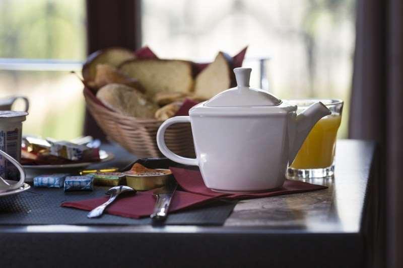 Brit Hotel Du Parc Niort Centre-Parking Gratuit Restoran gambar